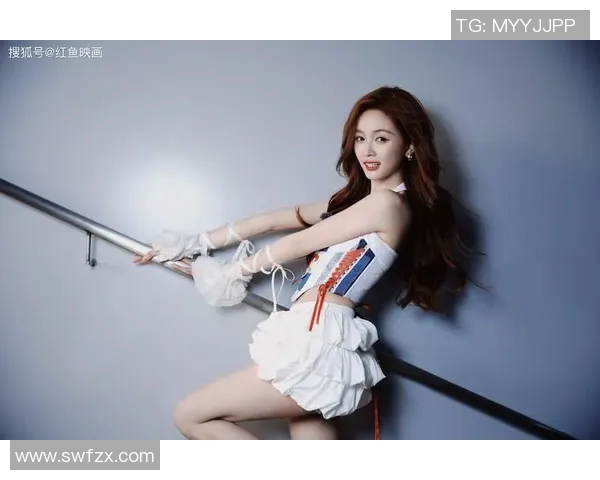 足球明星卷发女孩的魅力瞬间展现与青春活力的完美结合