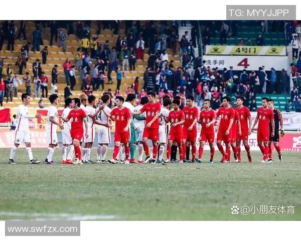 足球明星在比赛中倒地后奋力起身的精彩瞬间展现了他们不屈不挠的竞技精神